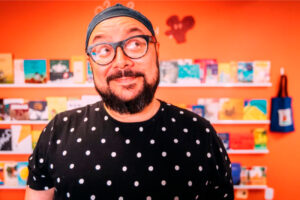 O escritor e ilustrador Tino Freitas, autor de O livro das Bolhas de Sabão, selecionado no PNLD (2026-2029).